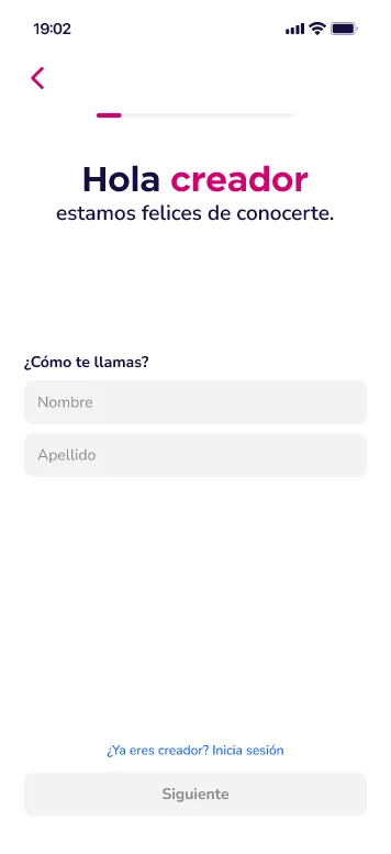 Sign-up step asking for first name and last name, with a progress bar on top and a disabled Siguiente button.